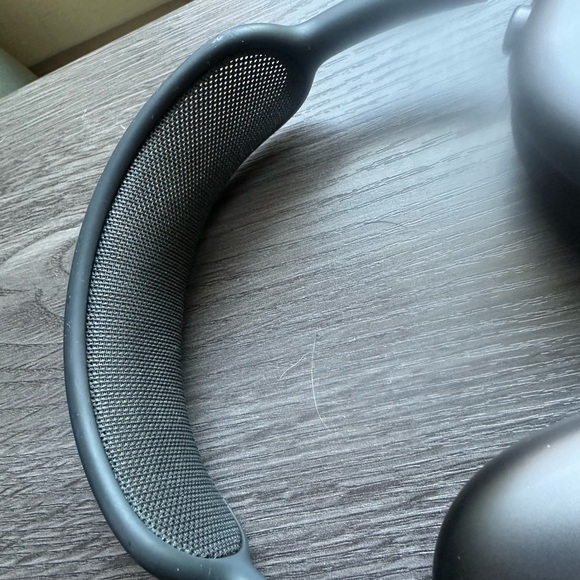 Apple Airpods Max in Black - Picture 5 of 14